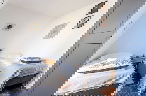 Foto 8 - Modern apt With Terrace 4 min Walk to the Beach