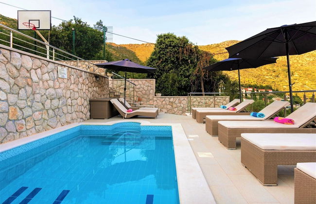 Holiday Home with Private heated Pool, Sea view & Basketball Court - Foto 1
