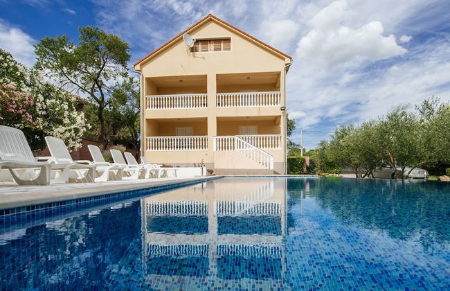 Spacious Holiday Home With Private Pool - Foto 18