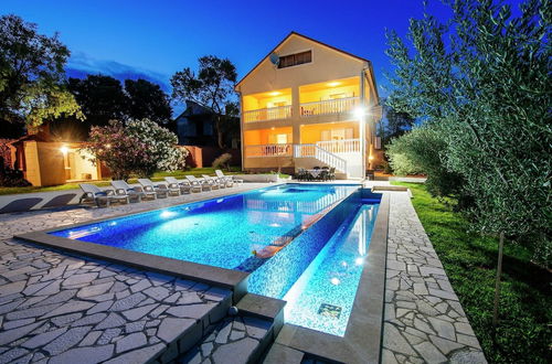 Foto 33 - Spacious Holiday Home With Private Infinity Pool, Superb Garden, Terrace, Bbq,