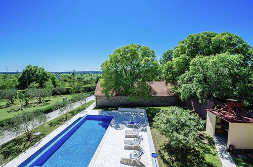 Foto 32 - Spacious Holiday Home With Private Infinity Pool, Superb Garden, Terrace, Bbq,