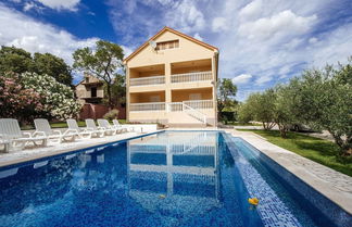 Foto 1 - Spacious Holiday Home With Private Pool