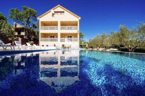 Foto 1 - Spacious Holiday Home With Private Infinity Pool, Superb Garden, Terrace, Bbq,