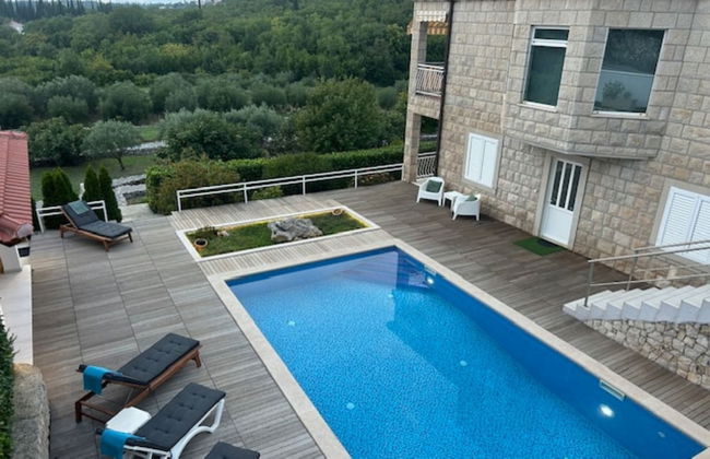 Villa Oasis Cypress - Photo 36