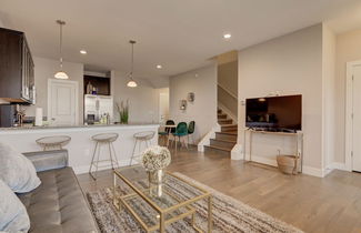 Photo 3 - Marbella Lane Executive Townhome, 20 mins to Boulder