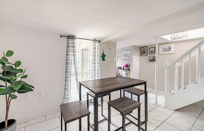 Wonderful Getaway Houston 2BR w/Balcony Views - Foto 19