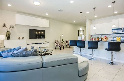 Foto 8 - Luxurious Vacation Townhome With Private Pool
