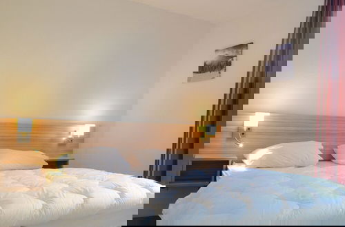 Photo 2 - Spacious, Modern Apartment Near the Centre