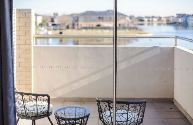 StayAU Magnificent Lakefront Villa - Photo 34