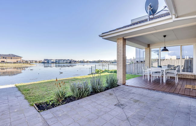StayAU Magnificent Lakefront Villa - Photo 47