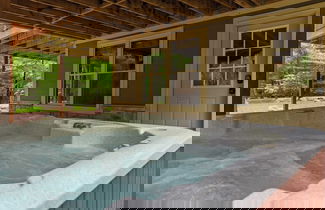 Foto 2 - Bear Paw Lodge by Avantstay Hot Tub, Deck, & Fire Pit
