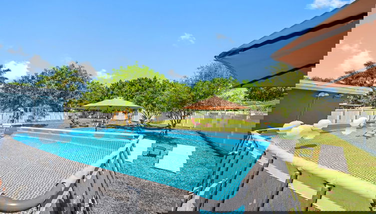 Photo 1 - Paradise Haven- Amazing 4BR Oasis With Pool