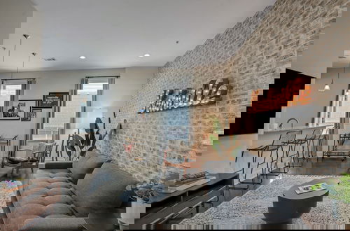 Foto 1 - Modern Loft Near West End!
