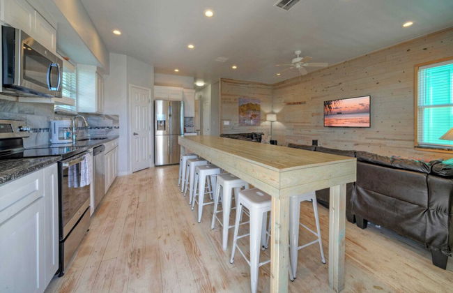 6bdr, Balcony w/ Bay View, Shared Pool + Boat Dock Keeper Red by Avantstay - Foto 9
