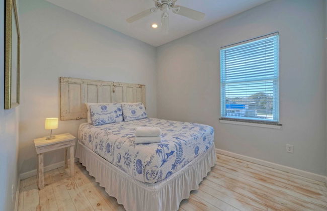 Sleeps 26 2 Homes w/ Waterfront Pool + Boat Dock Laguna Village Escape - Foto 75