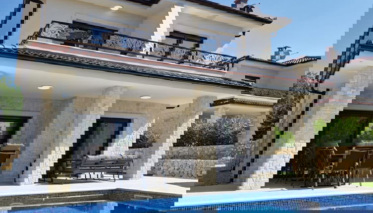 Foto 1 - Villa With Swimming Pool and Fenced Garden