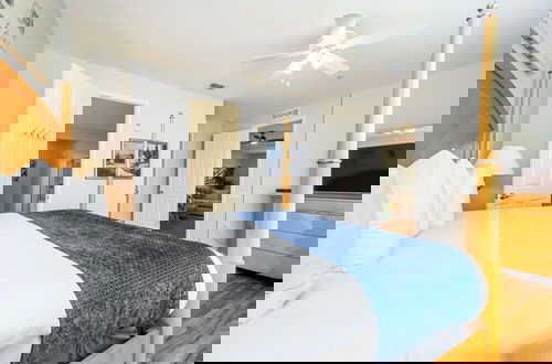 Photo 4 - Beautiful Lakeview Condo, New Listing -1024