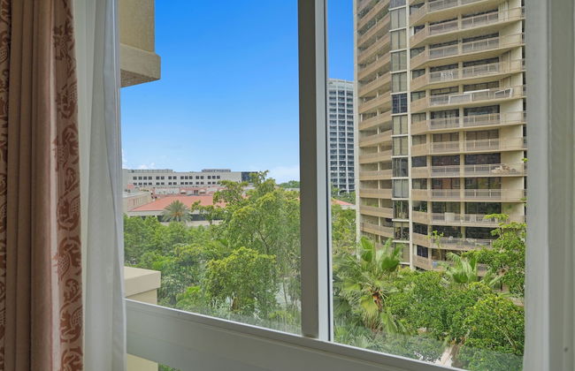 Relaxing Condo with Free Parking - Photo 33