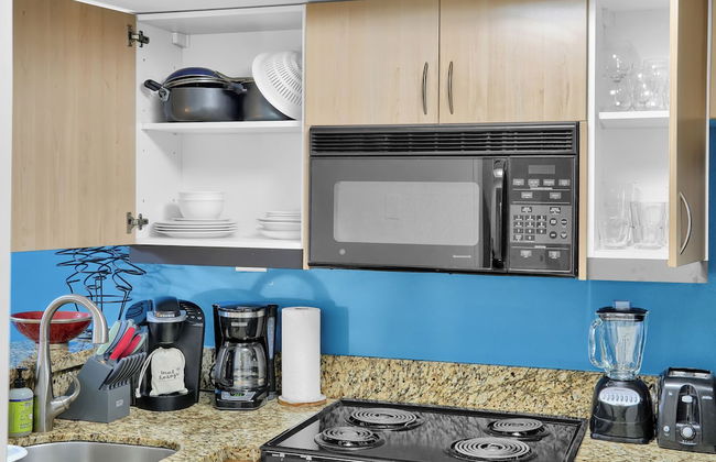 Relaxing Condo with Free Parking - Photo 15