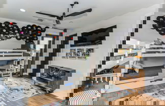 Foto 3 - Chic Townhome for 10 W/rooftop