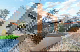Foto 1 - Lush Villa With Bubble Bath