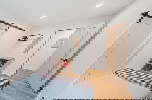 Foto 7 - Stylish Sherman Oaks Townhouse W/ 3 Master Suites