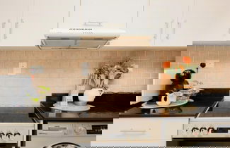 Foto 3 - Bright And Stylish 1BHK Apartment