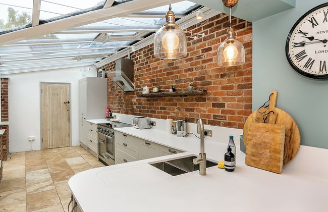 Lodge Farm - Stunning 3 BD with Garden - Photo 8