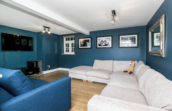 Lodge Farm - Stunning 3 BD with Garden - Photo 22