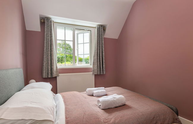 Lodge Farm - Stunning 3 BD with Garden - Photo 2