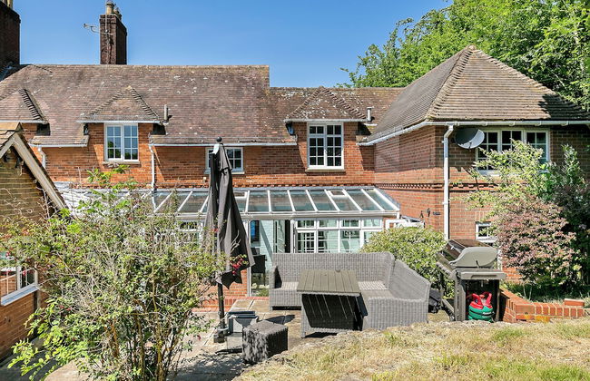 Lodge Farm - Stunning 3 BD with Garden - Photo 12