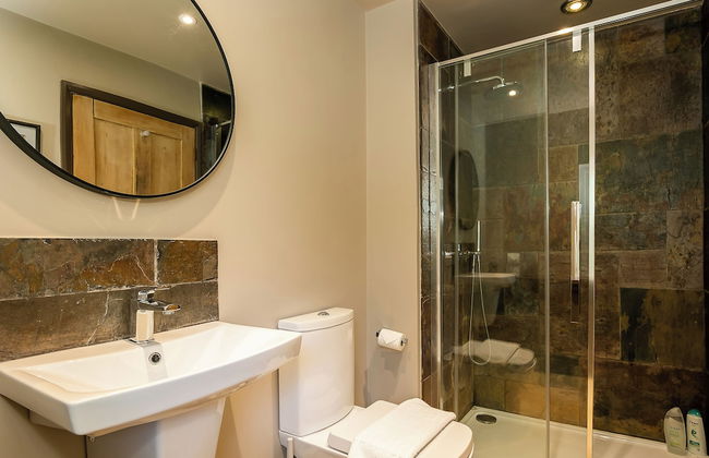 Lodge Farm - Stunning 3 BD with Garden - Photo 16
