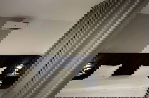 Foto 6 - Stylish Luxe Apartment