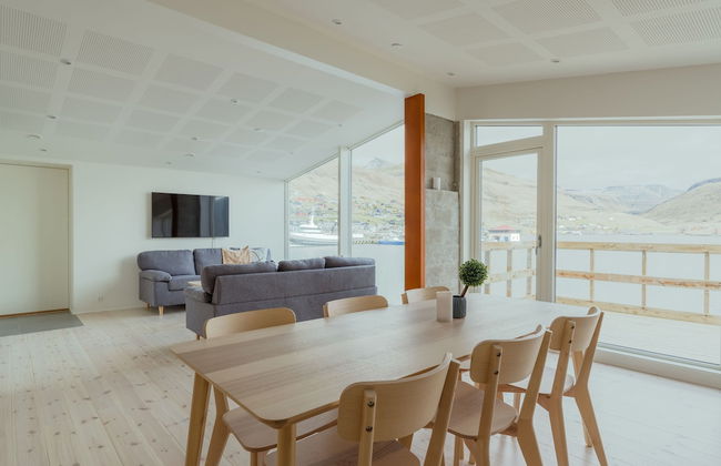 Seaside Nest | Charming Waterfront Retreat - Photo 8