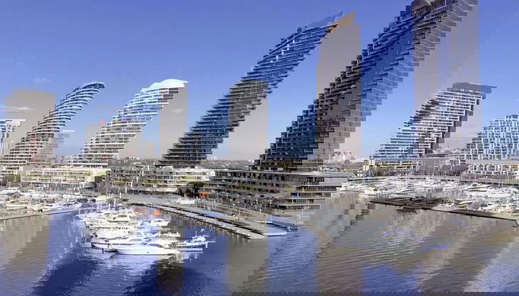 Foto 1 - Brilliant Victoria Harbour Waterfront Apartment