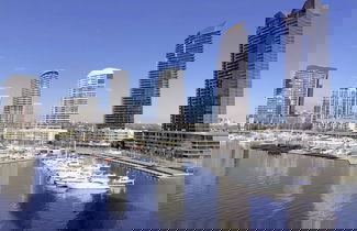 Foto 1 - Brilliant Victoria Harbour Waterfront Apartment