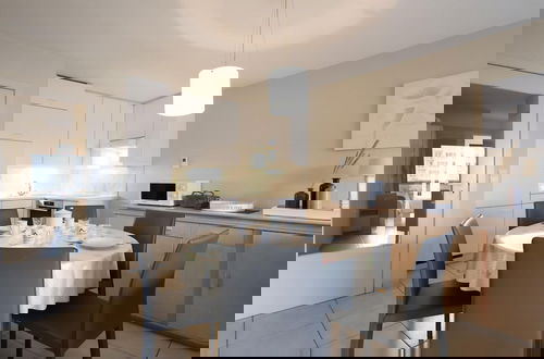Foto 5 - Apartment With Terrace and Side sea View