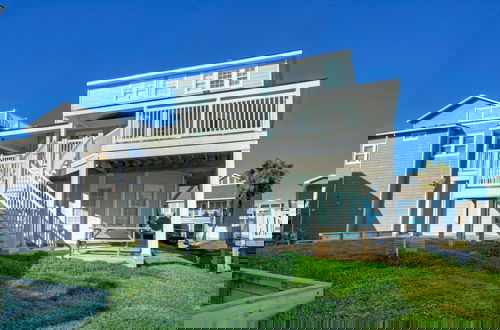 Foto 48 - Holiday Beach House by Avantstay Pool + Beach