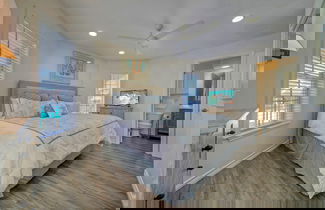 Foto 3 - Holiday Beach House by Avantstay Pool + Beach