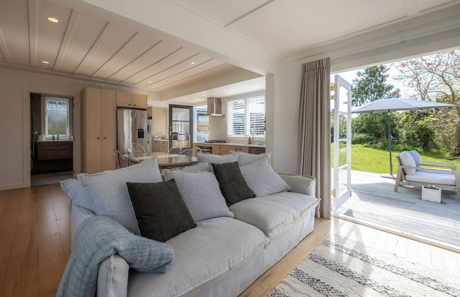 Tahatai Cottage with Spa Pool - Oneroa - Photo 15