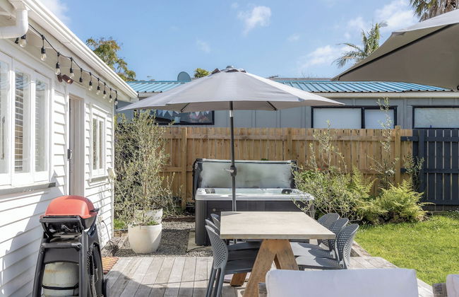 Tahatai Cottage with Spa Pool - Oneroa - Photo 17