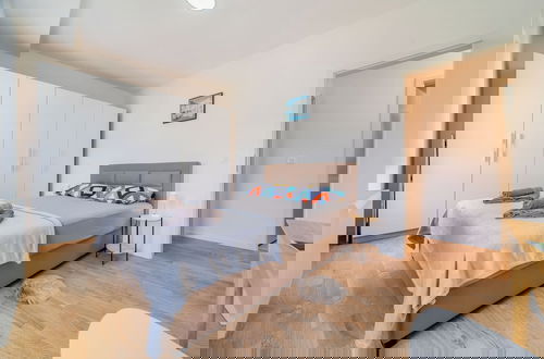 Foto 2 - Modern Apartment With Balcony And Garage