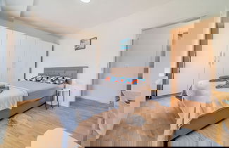 Foto 2 - Modern Apartment With Balcony And Garage