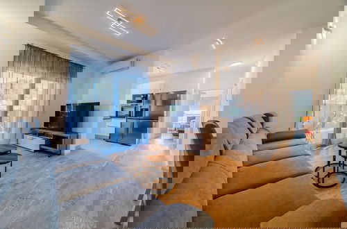 Foto 9 - Modern Apartment With Balcony And Garage