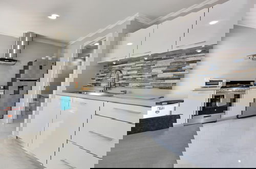 Foto 5 - NEW Modern Cozy Studio Walking Distance to Beach