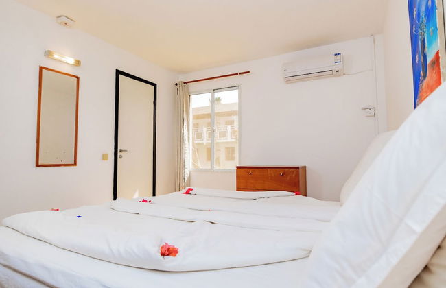 Bungalow Beach Hotel - Photo 3