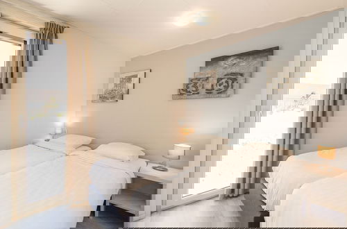 Foto 2 - Nice Lodge With two Bathrooms, on a Holiday Park at 1.5 km. From the Beach