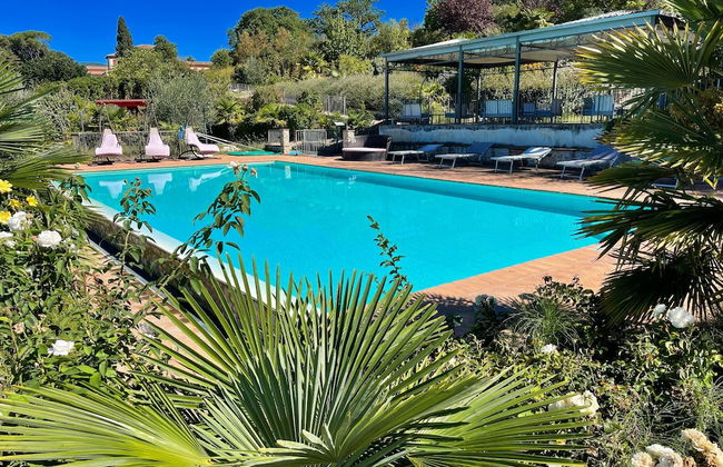 Apt 6 - Magical Grounds With Pool Jacuzzi Sleeps 4 - Photo 33