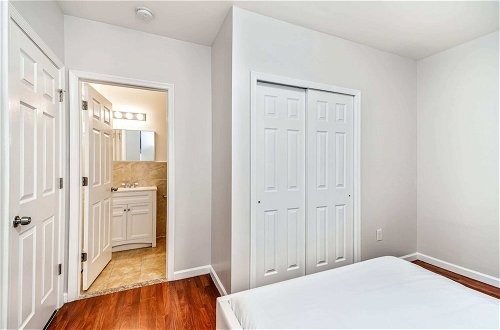 Photo 2 - A Touch of Blue! Stylish 2BD Next to Reading Terminal Market