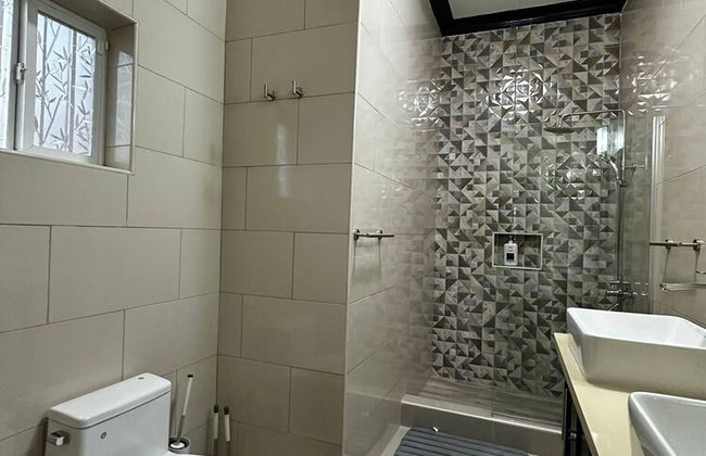 Luxury Living Modern & Contemporary Home With Brand New Pool in Manor Park - Foto 35